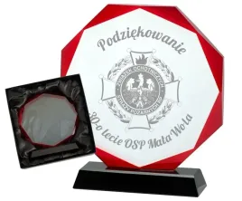 statuetka-szklana-z-czerwona-ramka-z-dowolnym-grawerem-laserowym-14-cm