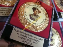 wyroznienie-nagroda-podziekowanie-medal-7cm-etui-gratis