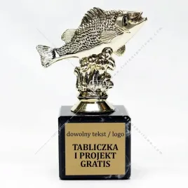 wypasiona-figurka-ryba-pzw-wedkarstwo-karp-14cm-duzy-kamien-duza-tablicz