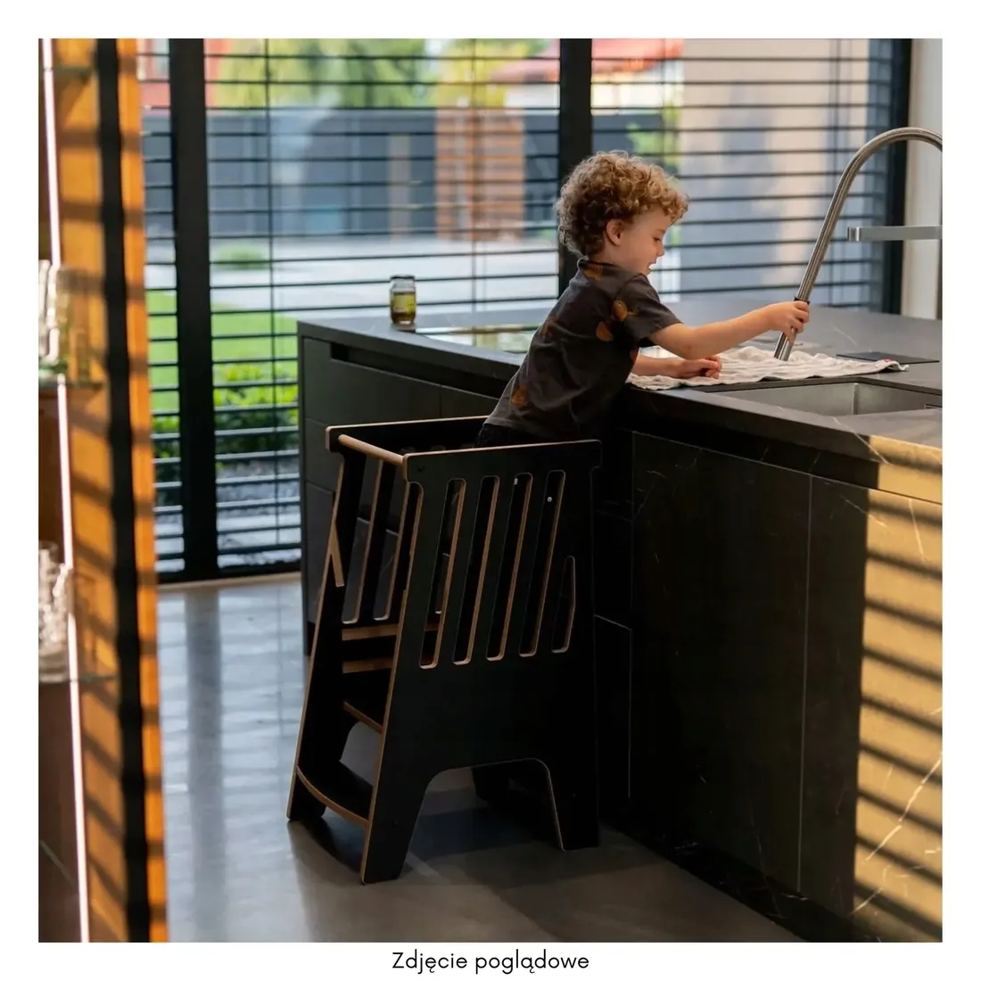 kitchen-helper-solidny-pomocnik-kuchenny-stan-nowy
