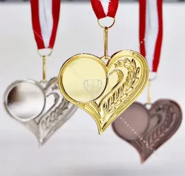 piekny-medal-w-ksztalcie-serca-serce-wklejkaszarfa