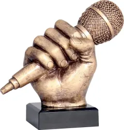 statuetka-odlewana-mikrofon-w-rece-opis-gratis