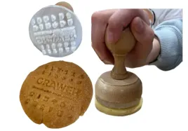stempel-do-ciasta-mydla-gliny-gryf-z-logo-10-cm