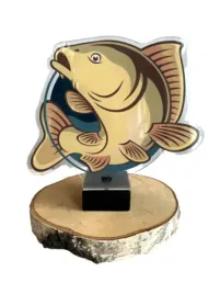 statuetka-wedkarska-ryba-20-cm-tabliczka