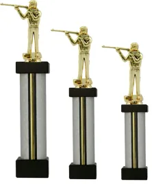zestaw-trofeow-strzeleckich-strzelec-karabin-bron-dluga-37-32-28-cm-opis