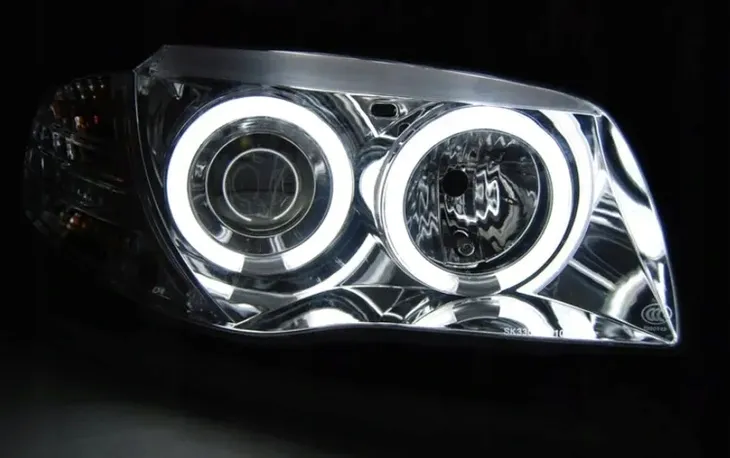 lampy-reflektory-bmw-e87-e81-04-11-ccfl-chrome-rodzaj-swiatel-mijania-tradycyjne-halogenowe