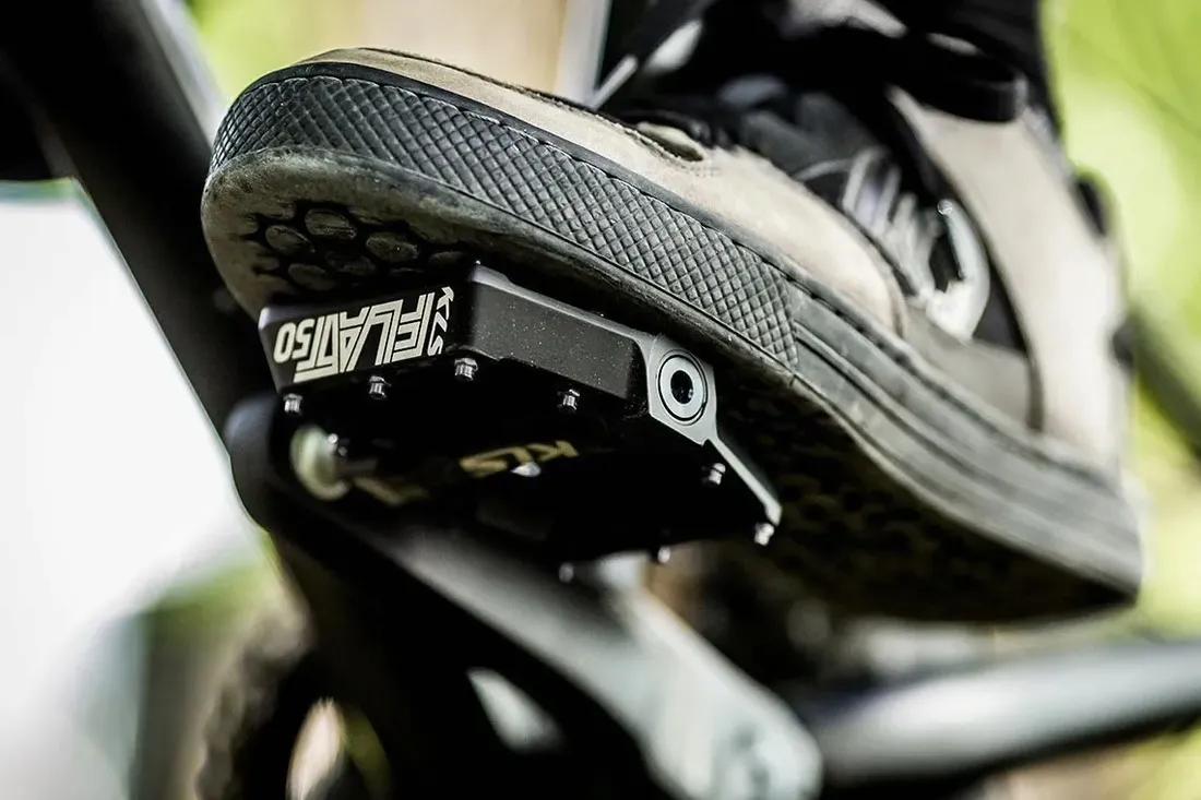 pedaly-platformowe-kellys-flat-50-bb-czarny