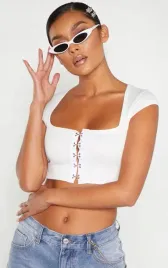 prettylittlething-top-damski-bialy-krotki-36s-1vaz