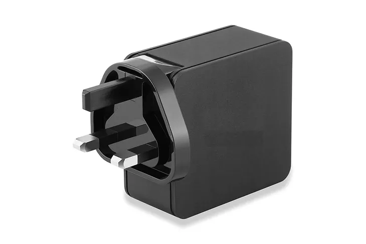 ladowarka-podrozna-2xusb-adaptery-uk-eu-au-przewod-w-zestawie-nie