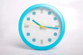 zegar-na-sciane-kropki-niebieski-okragly-dla-dziec