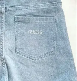 guess-krotkie-spodenki-jeansowe-na-lato-z-logo-122-128-cm-nmd