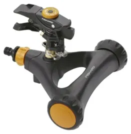 fiskars-zraszacz-pulsacyjny-metalowy-na-kolkach