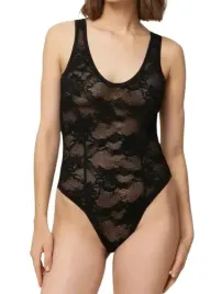 triumph-body-koronkowe-czarne-dopasowane-na-ramiaczkach-m-jgj