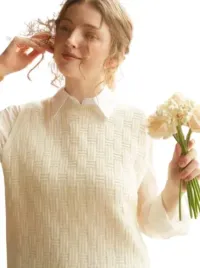 sweter-damski-ecru-bez-rekawow-prosty-s-v4f
