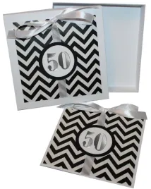 kartka-w-pudelku-na-50-urodziny-czarna-biala-z-kokarda-zygzag