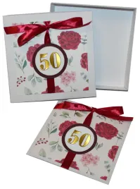 kartka-w-pudelku-na-50-urodziny-czerwone-kwiaty-roze-bordowa