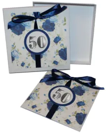 kartka-w-pudelku-na-50-urodziny-niebieskie-kwiaty-roze