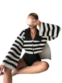 sweter-damski-czarno-bialy-w-paski-luzny-lrp