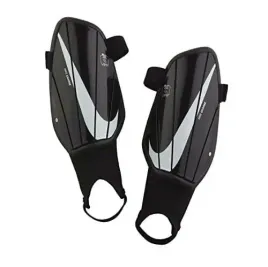 nike-ochraniacze-piszczeli-uniseks-czarny-bialy