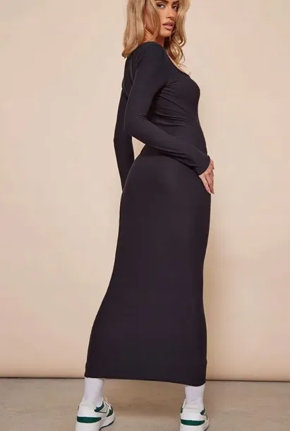 prettylittlething-sukienka-czarna-maxi-32-ejs-linia-regular