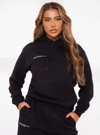 prettylittlething-bluza-czarna-z-kapturem-s-ekf