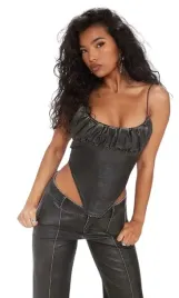 prettylittlething-top-brazowy-ramiaczka-34-eko