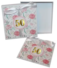 kartka-w-pudelku-na-50-urodziny-biala-w-rozowe-kwiaty-roze