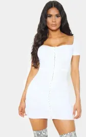 prettylittlething-biala-sukienka-z-haftkami-36-nmf