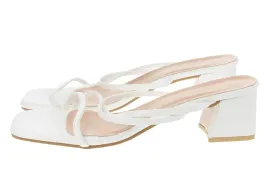 eleganckie-biale-klapki-wsuwane-obcas-395-v7m