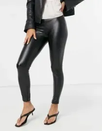spodnie-casual-damskie-imitacja-skory-czern-32-zas