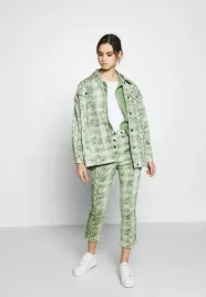 who-what-wear-kurtka-zielona-na-guziki-34-fce