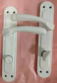 klamka-do-lazienki-biala-z-blokada-wc-rozstaw-72