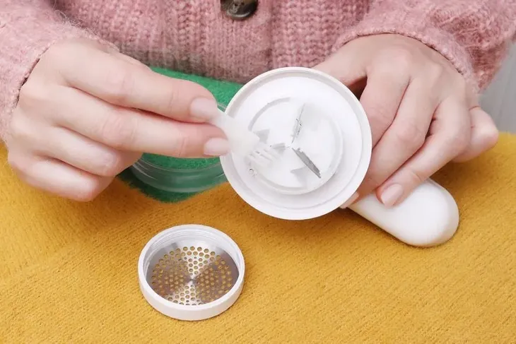 duza-golarka-do-ubran-swetrow-eldom-gds7-cechy-dodatkowe-nozyki-ze-stali-nierdzewnej