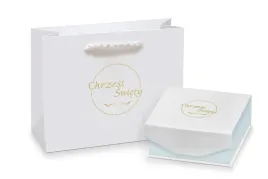 torebka-z-pudelkiem-bialo-niebieskim-na-chrzest-swiety-z-grawerem-srebrnym