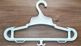 bialy-wieszak-dla-kurtek-plaszczy-kamizelek-sprzetu-trzyma-60kg