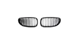 grill-bmw-5-e60-e61-pojedyncze-zeberka-gloss-black-strona-zabudowy-lewe-prawe