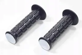 manetka-kierownicy-do-quada-chromowana-srebrna-zamknieta-konstrukcja