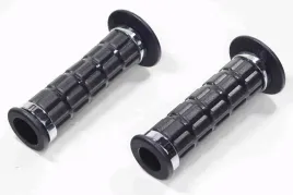 kierownica-otwarta-czarna-z-chromowanymi-opaskami-na-motocykl