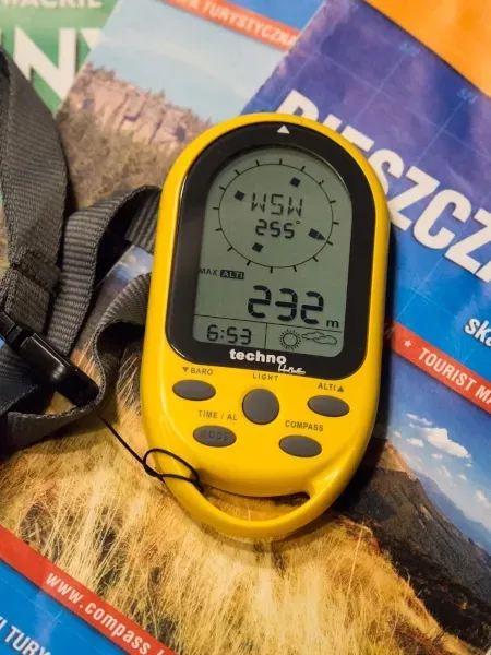 inteligentny-wysokosciomierz-barometr-kompas-technoline-ea3050-kolor-zolty