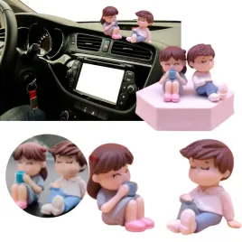 figurki-para-z-kubkiem-dekoracja-na-deske-rozdzielcza-auto-prezent