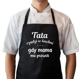 fartuch-czarny-dla-taty-na-dzien-taty-rzadzi-w-kuchni-gdy-mama-mu-pozowli