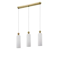 lampa-wiszaca-piega-nad-stol-z-trzema-mlecznymi-kloszami-zlota-listwa