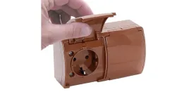 viplast-koala-gniazdo-schuko-podwojne-natynkowe-z-brazowymi-klapkami