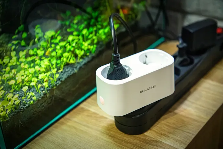 inteligentne-gniazdko-wifi-smart-tuya-podwojne-watomierz-programator-timer-marka-blow