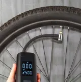 kompresor-samochodowy-sprezarka-pompka-elektryczna-rowerowa-przenosna-12v-stan-nowy-waga-z-opakowaniem-0-5-kg