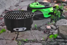 maly-przenosny-turystyczny-grill-na-wegiel-26cm-26cm-z-torba-w-zestawie