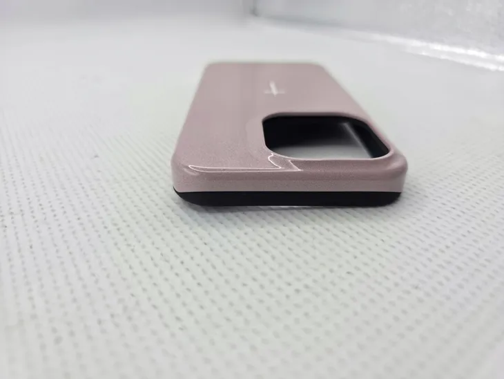 z8703-etui-pokrowiec-case-plecki-iphone-15-pro-funkcje-antyposlizgowa-struktura-ladowanie-indukcyjne-magsafe