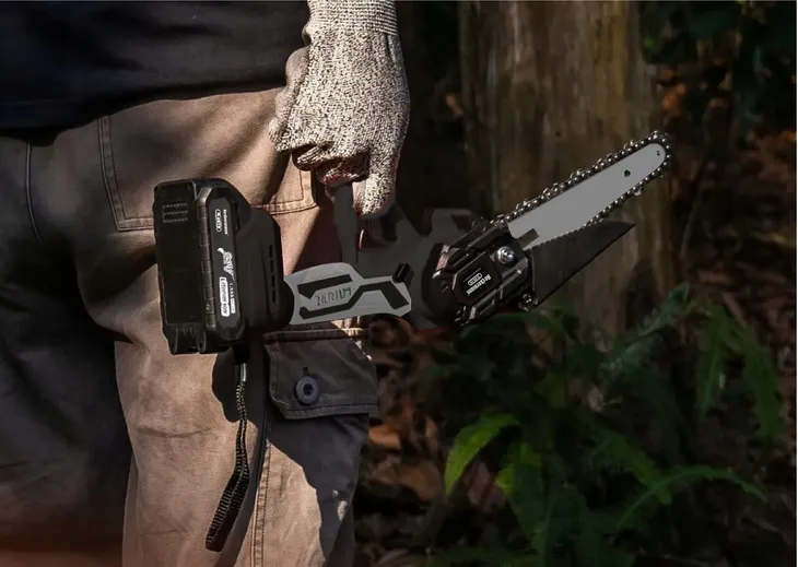 reczna-pila-lancuchowa-akumulatorowa-elektryczna-pilarka-6-2x-akumulator-cechy-dodatkowe-automatyczne-smarowanie-lancucha-bezkluczykowy-naciag-lancucha