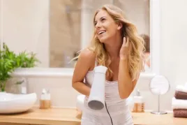 moroccanoil-extra-mocny-lakier-do-wlosow-z-efektem-nablyszczenia-330ml