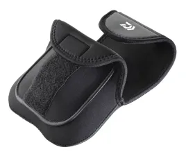 2-x-pokrowiec-daiwa-neoprenowe-etui-na-kolowrotek-m